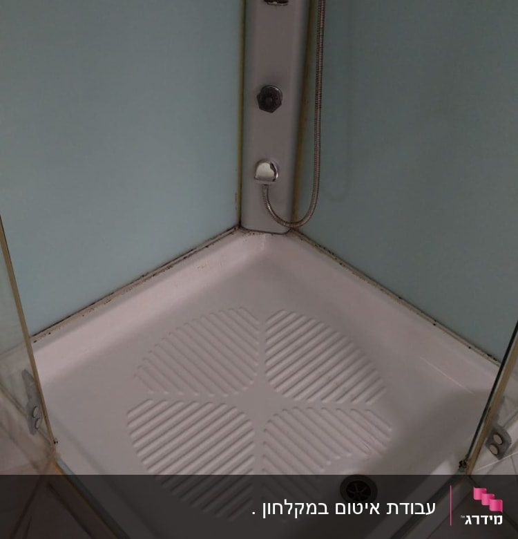 מקלחון עם צינור מים וראש מקלחת